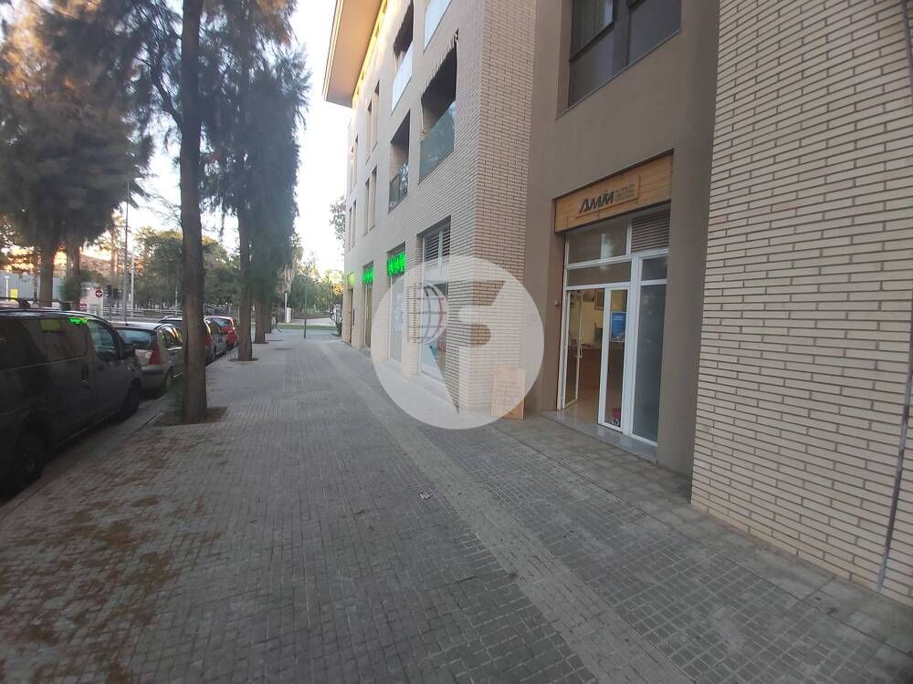 Vista exterior de Local en venda en Cornellà de Llobregat