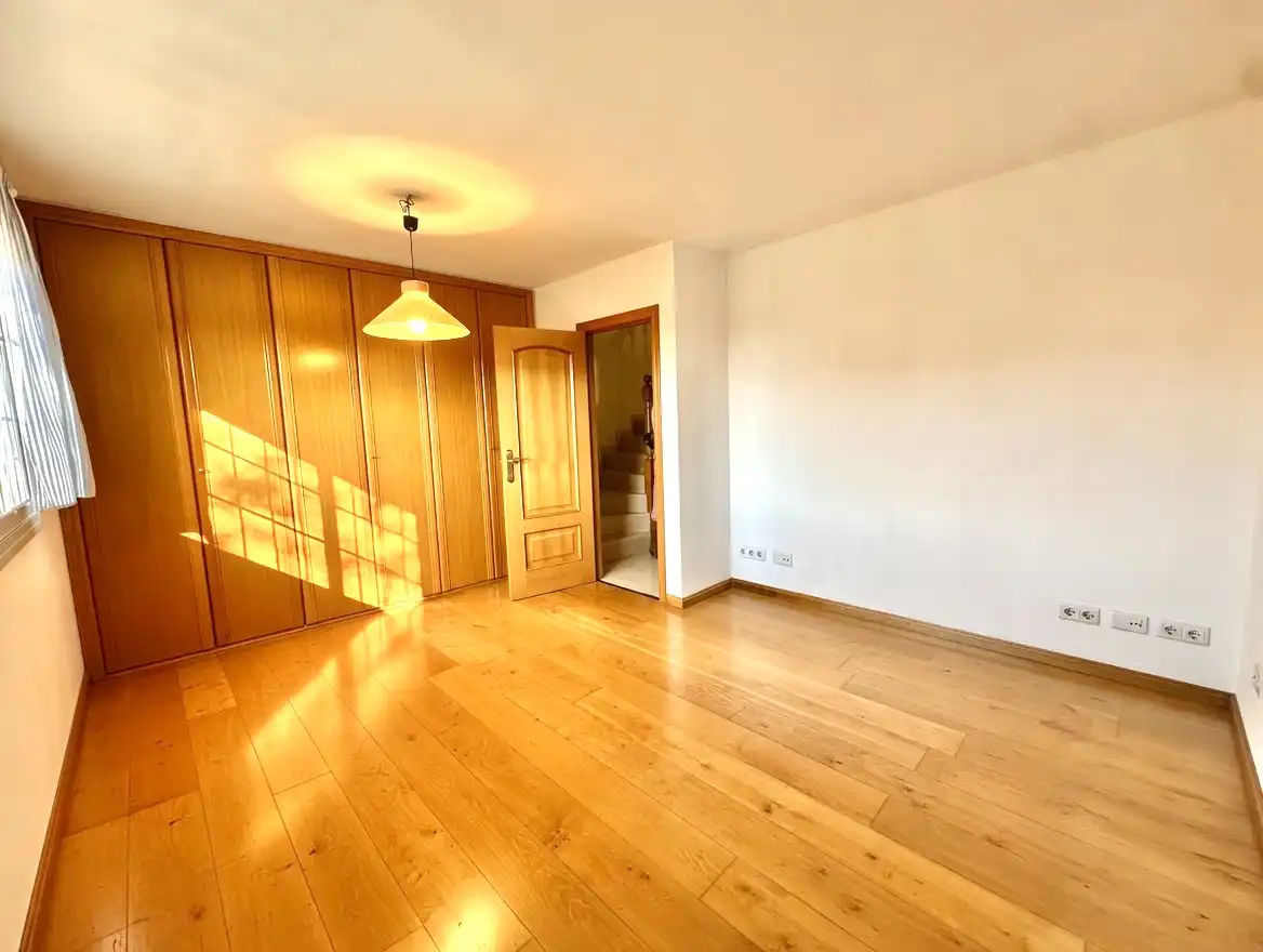Habitación de Casa adosada en venta en Sant Joan Despí con Aire acondicionado, Calefacción y Jardín privado