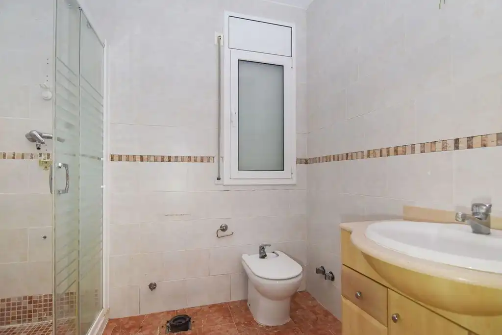 Badezimmer von Haus oder Chalet zum Verkauf in Canyelles mit Klimaanlage, Heizung und Privatgarten