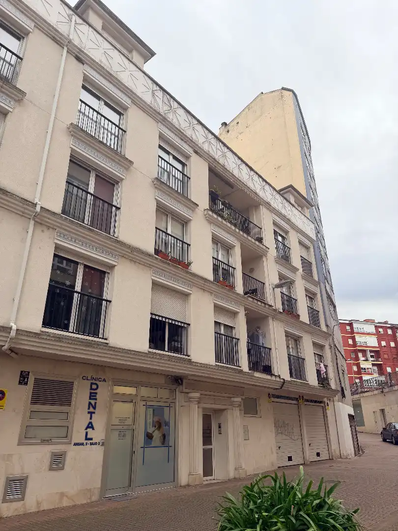 Vista exterior de Dúplex en venta en Torrelavega  con Calefacción, Parquet y Trastero