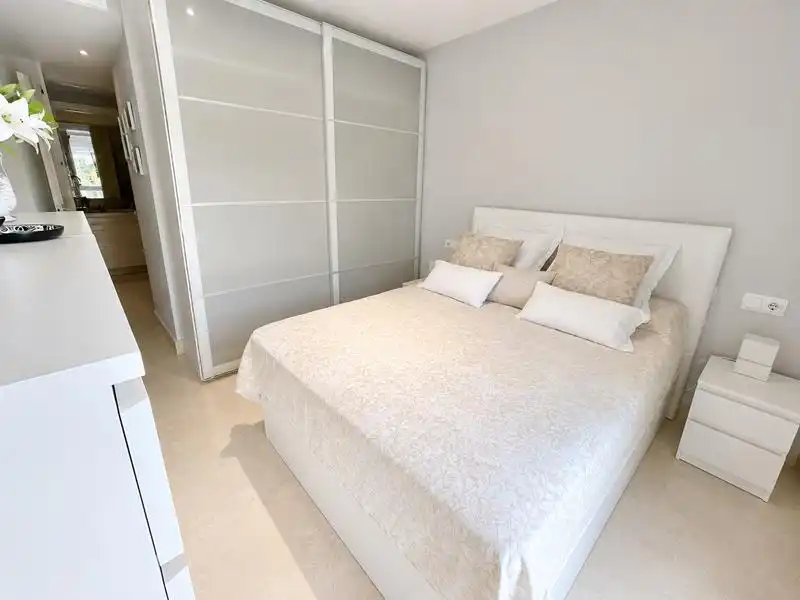 Schlafzimmer von Wohnung zum Verkauf in Manilva mit Klimaanlage, Heizung und Privatgarten