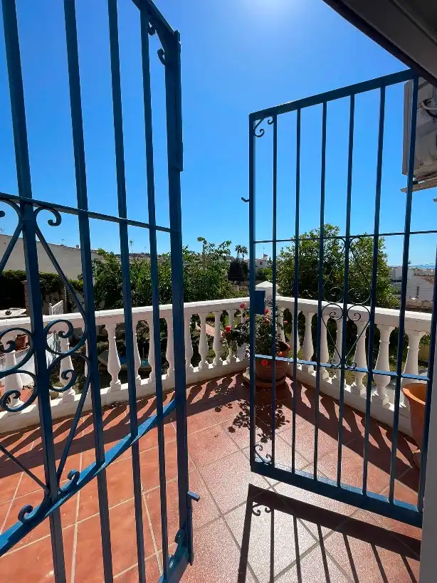 Vista exterior de Casa o xalet en venda en Vélez-Málaga amb Aire condicionat, Calefacció i Jardí privat