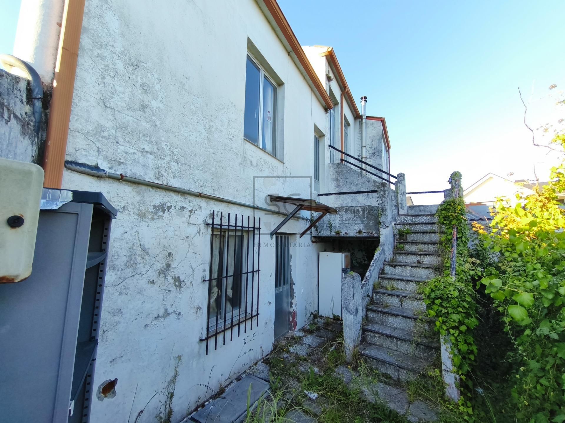 Vista exterior de Casa adosada en venda en Ferrol amb Calefacció, Jardí privat i Traster