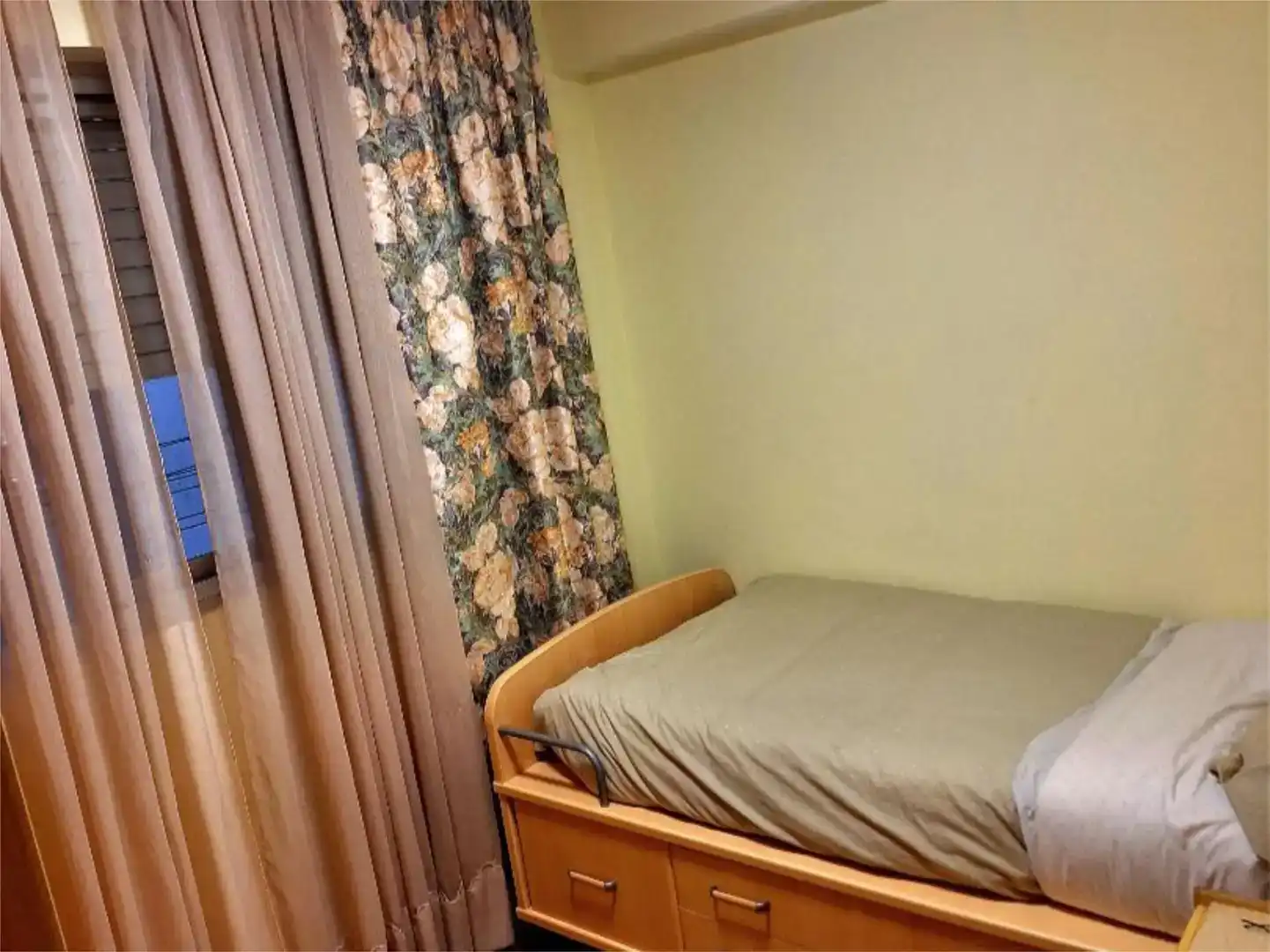 Bedroom of Flat for share in Cornellà de Llobregat  with Air Conditioner, Furnished and Balcony