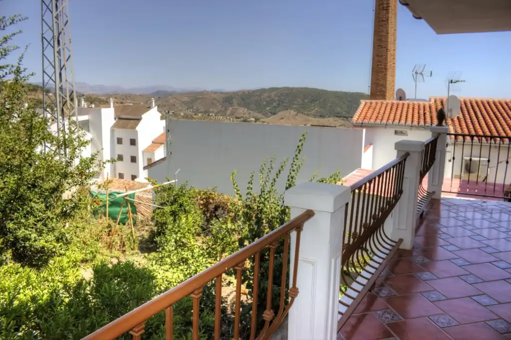 Vista exterior de Casa adosada en venda en Casarabonela amb Aire condicionat, Jardí privat i Terrassa