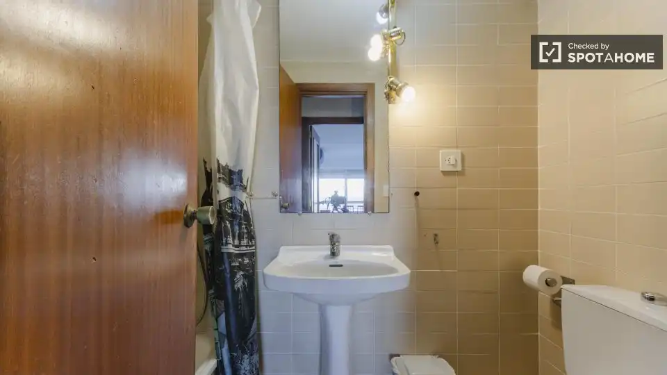 Baño de Piso de alquiler en Valencia con Aire acondicionado, Calefacción y Amueblado