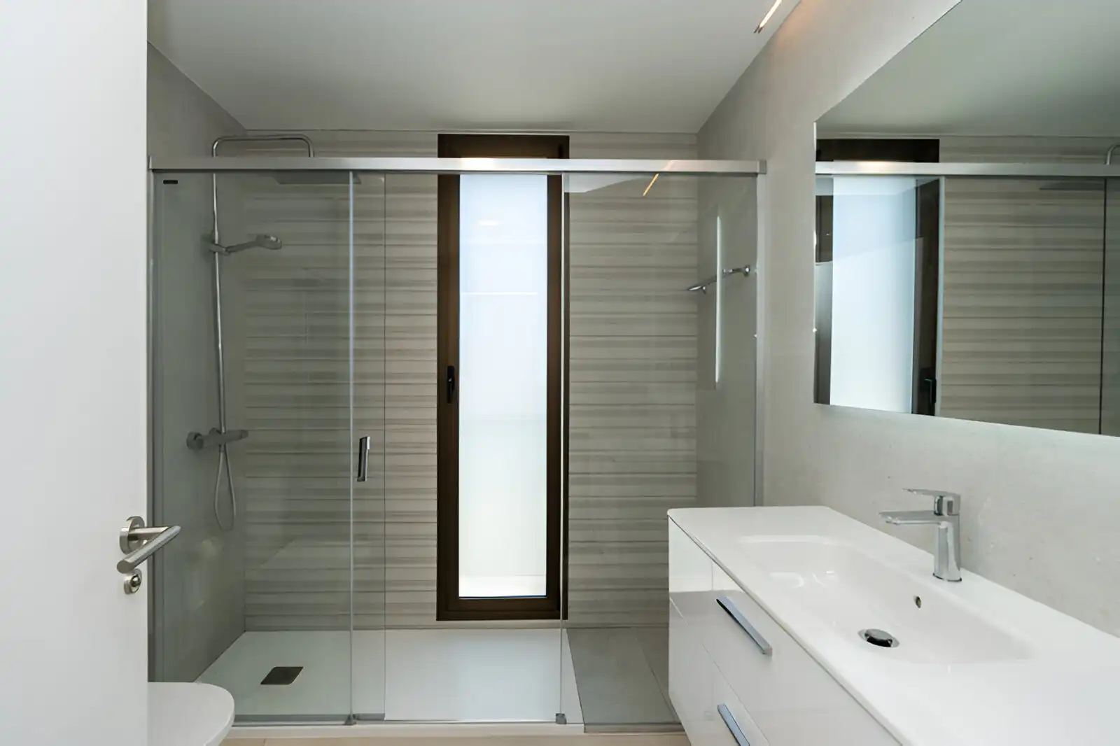 Badezimmer von Erdgeschoss zum Verkauf in Casares mit Klimaanlage, Privatgarten und Terrasse