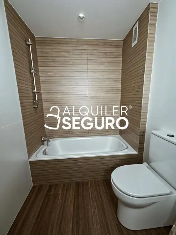 Baño de Piso de alquiler en Casares con Terraza, Trastero y Amueblado
