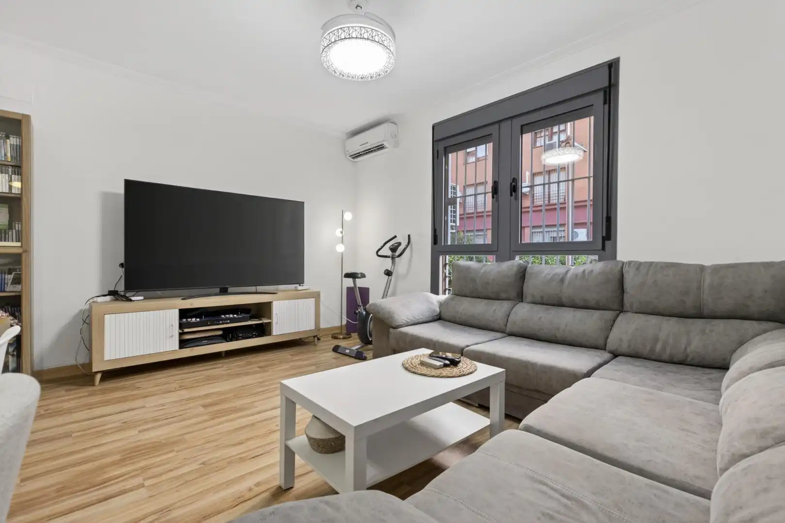 Sala de estar de Piso en venta en Sevilla con Aire acondicionado, Terraza y Piscina comunitaria