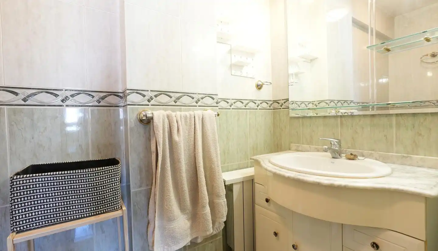 Bathroom of Flat for sale in Madrid  with Air Conditioner, Heating and Terrace
