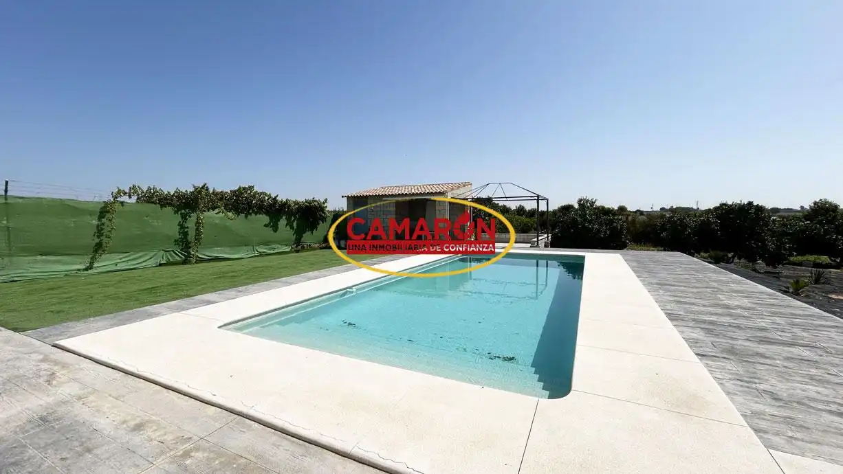 Piscina de Finca rústica en venda en La Puebla del Río amb Piscina