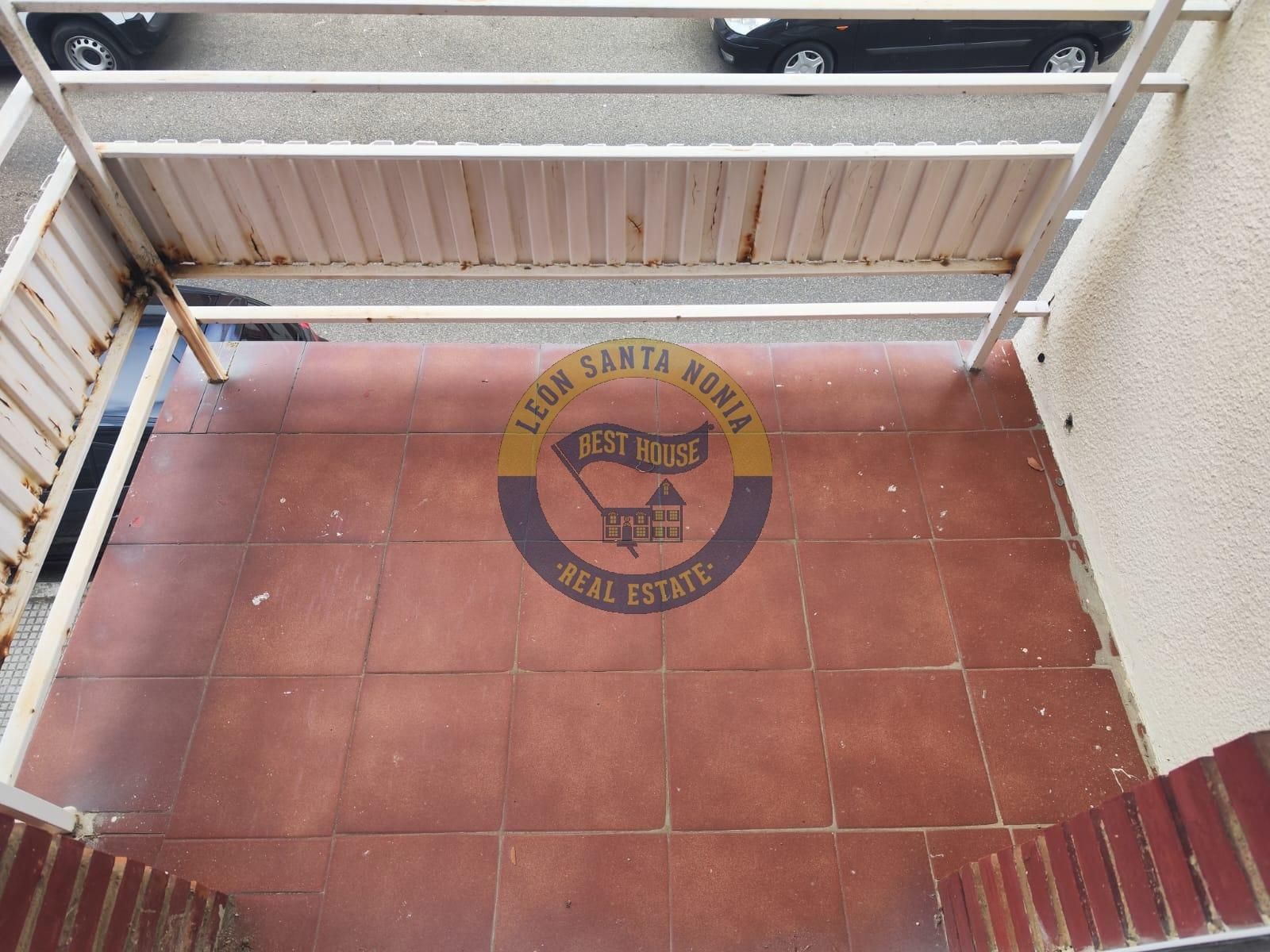 Vista exterior de Piso en venta en León Capital  con Calefacción y Terraza