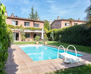 Piscina de Casa adosada de lloguer en Sant Cugat del Vallès amb Aire condicionat, Terrassa i Piscina