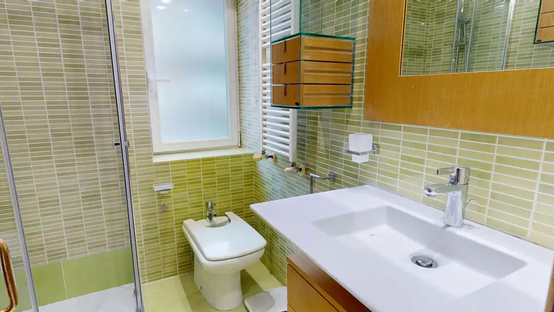 Badezimmer von Wohnung zur Miete in Majadahonda mit Klimaanlage, Heizung und Privatgarten