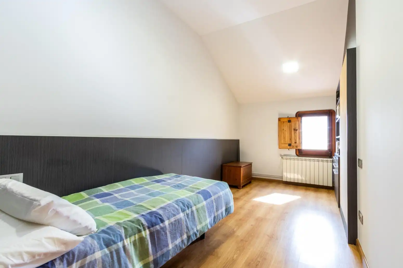 Habitación de Casa adosada en venta en Terrassa con Calefacción, Parquet y Terraza