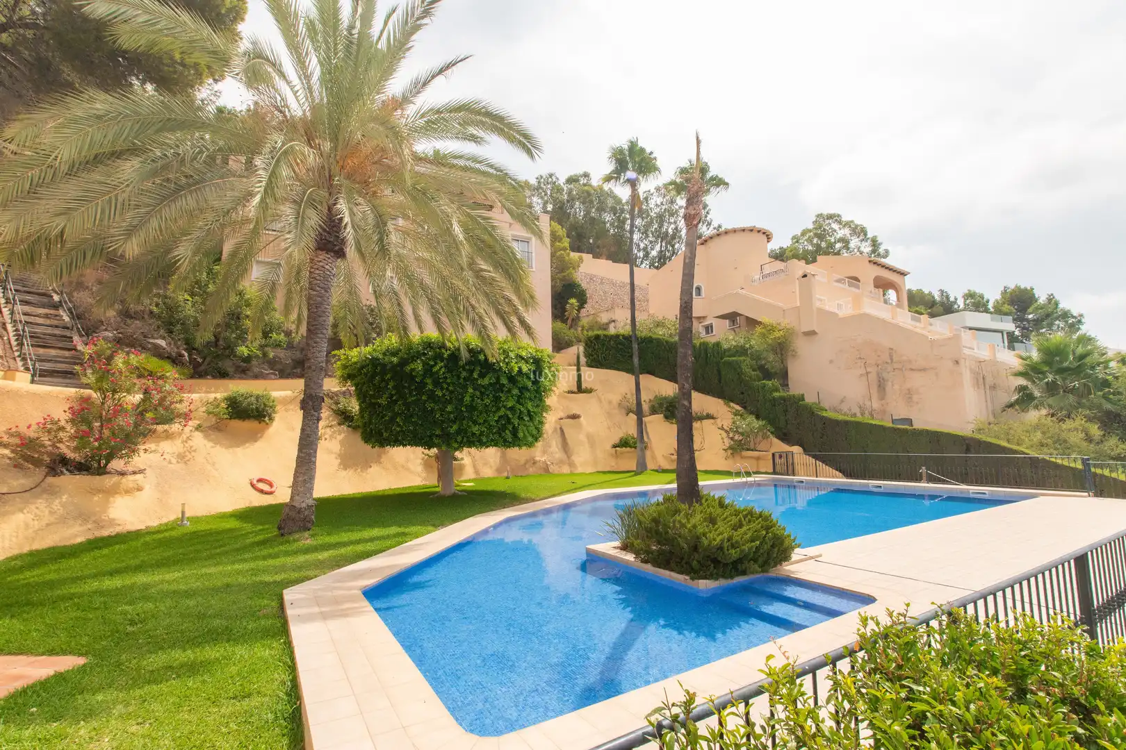 Schwimmbecken von Einfamilien-Reihenhaus zum Verkauf in Altea mit Klimaanlage, Privatgarten und Terrasse