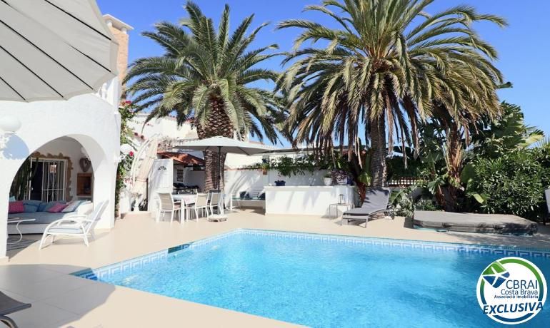 Swimming pool of House or chalet for sale in Empuriabrava  with Air Conditioner, Heating and Terrace