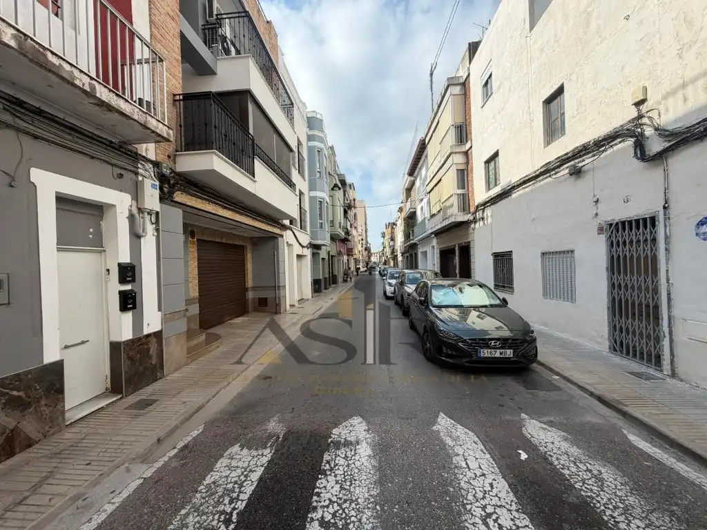 Exterior view of Commercial properties for sale in Casc Urbà