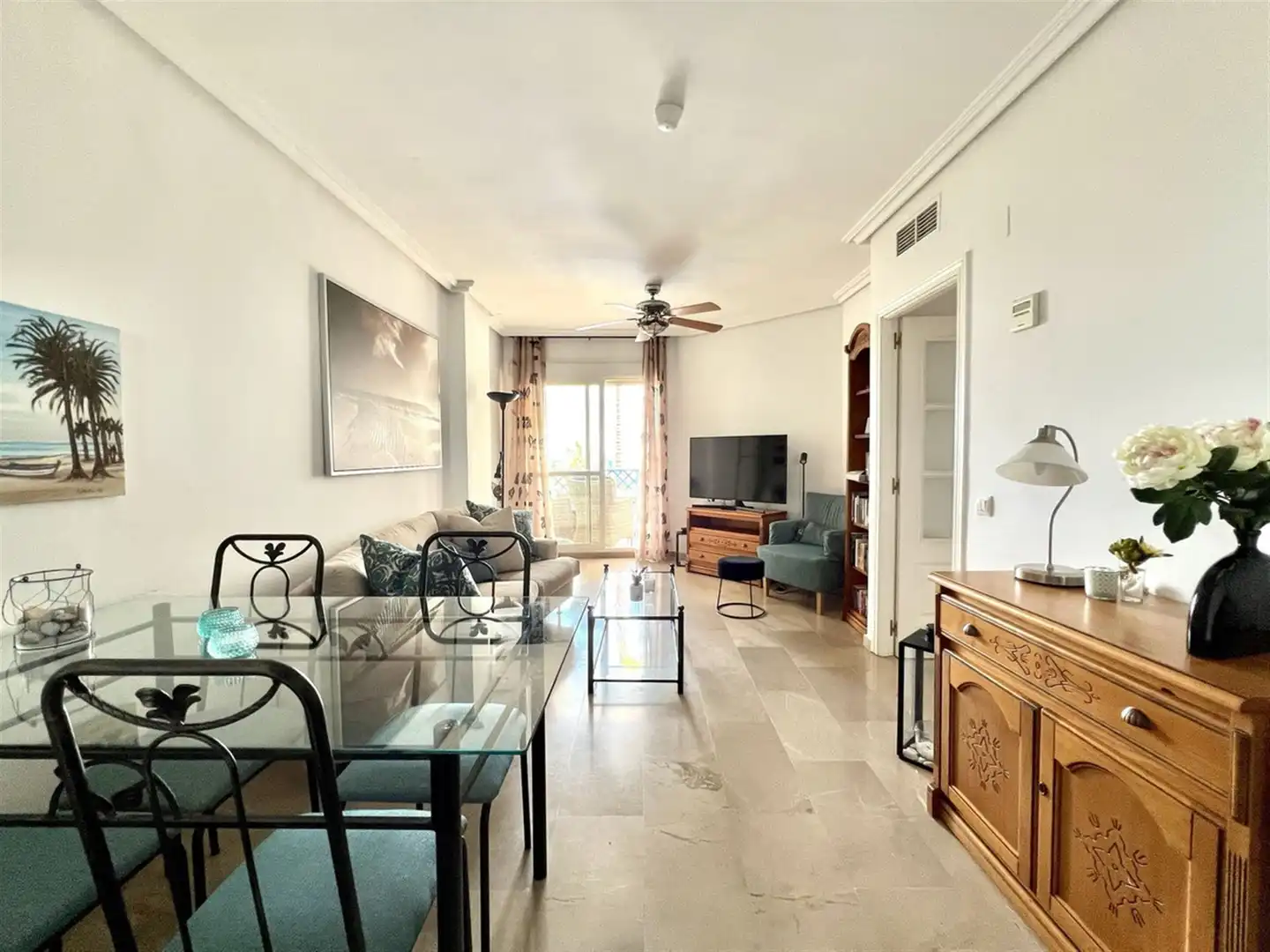 Sala d'estar de Apartament en venda en Estepona amb Aire condicionat i Terrassa