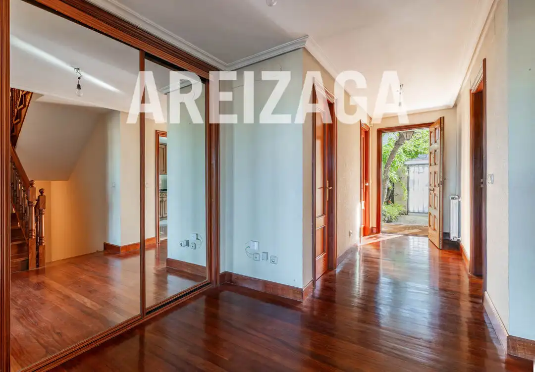 Dormitori de Casa o xalet en venda en Donostia - San Sebastián  amb Calefacció, Jardí privat i Terrassa