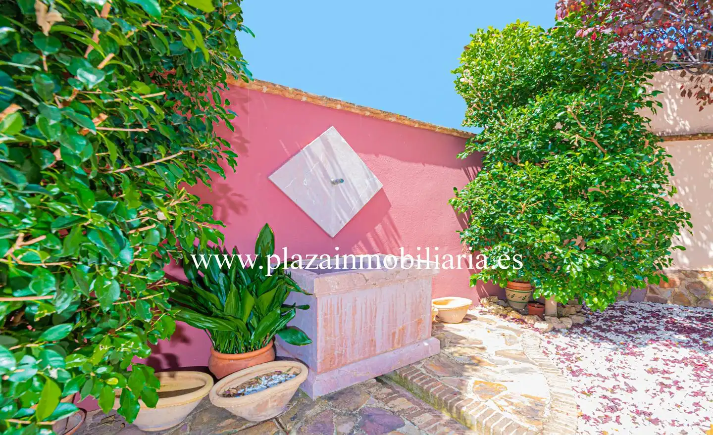 Garden of Houses for sale in Lucena