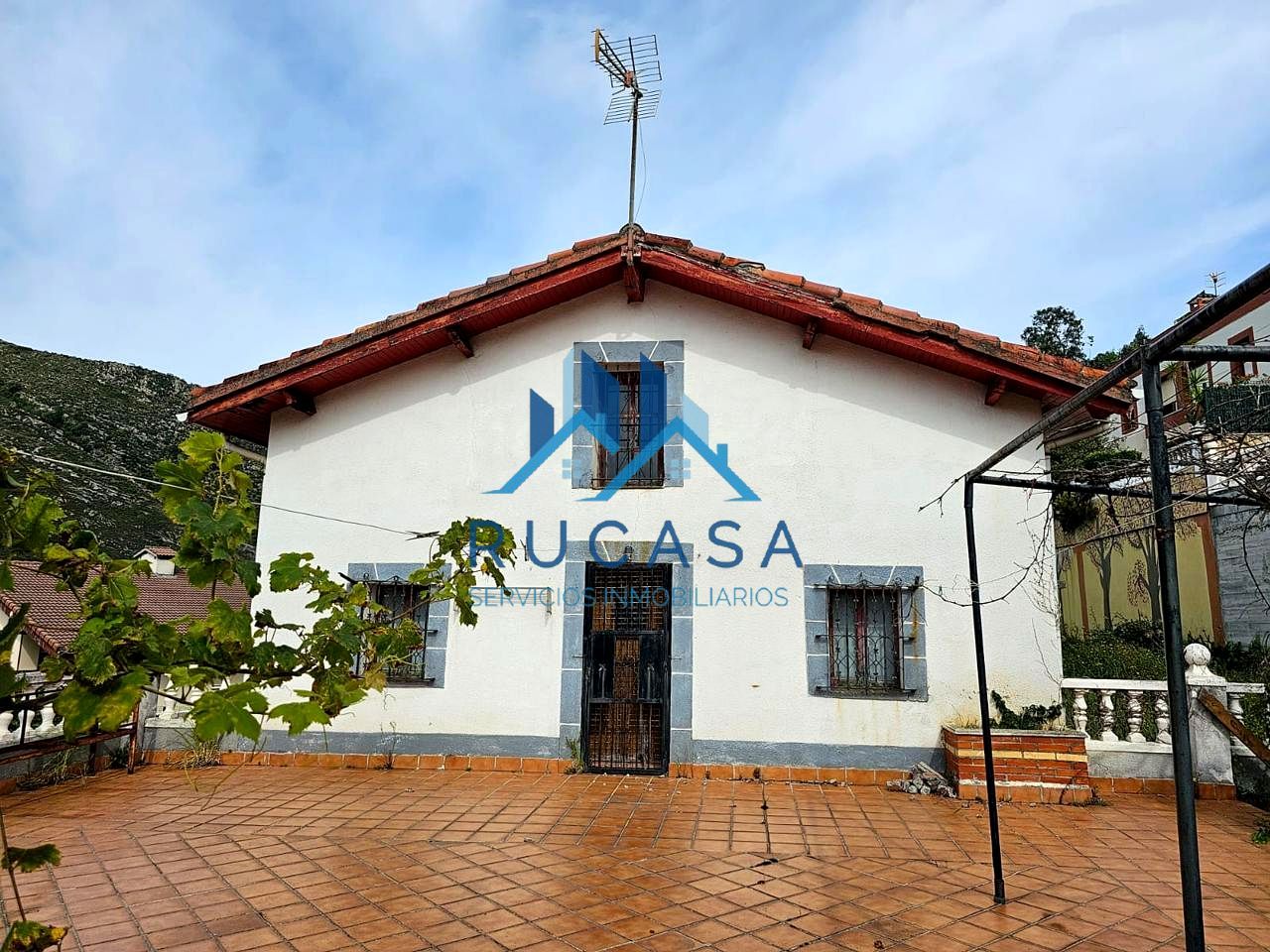 Vista exterior de Casa o xalet en venda en Castro-Urdiales amb Calefacció i Terrassa