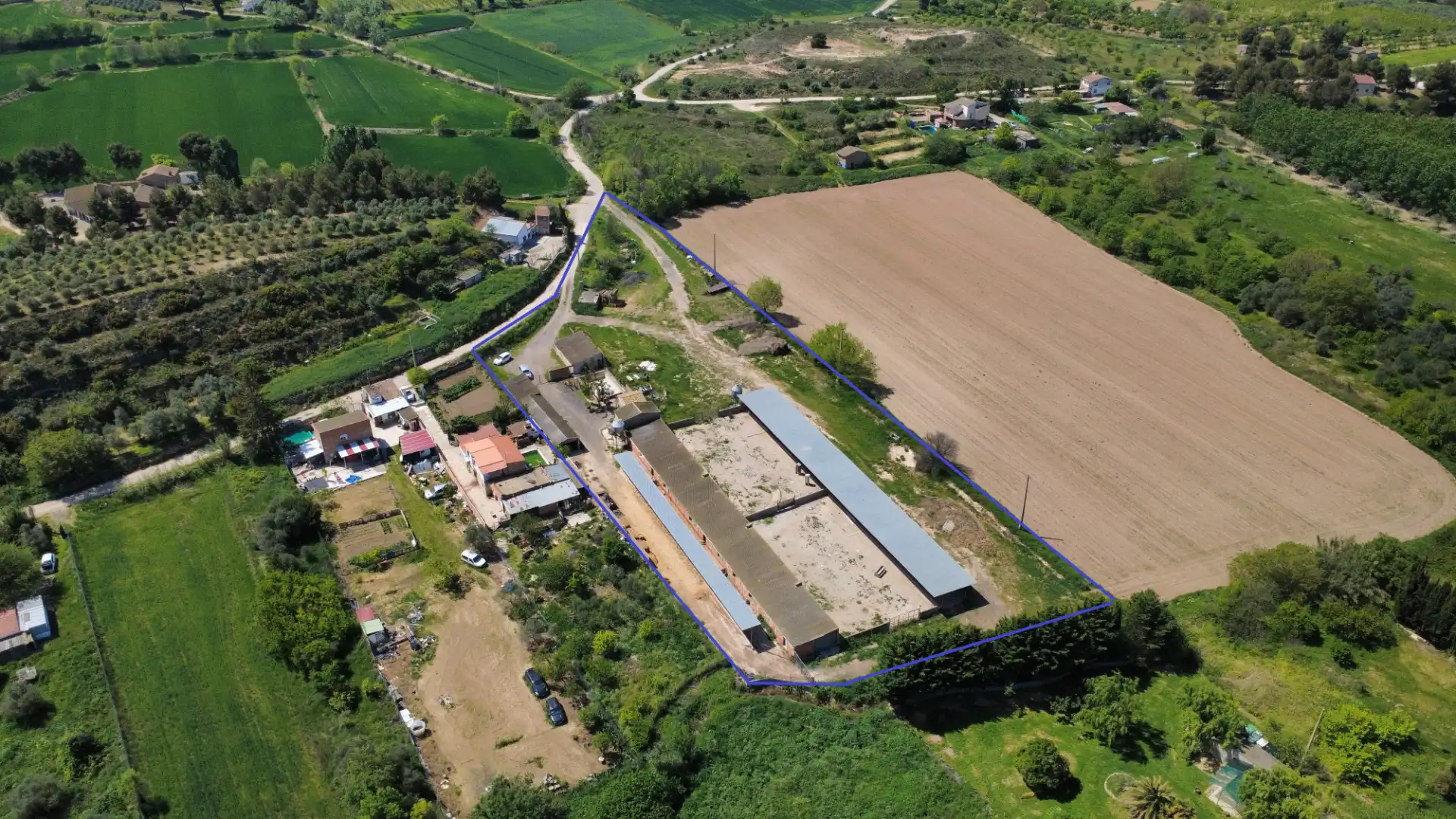 Außenansicht von Fabrikhallen zum Verkauf in Juneda mit Alarm