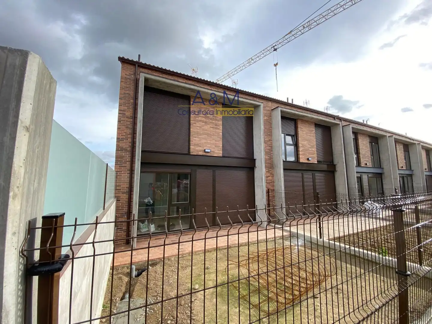 Vista exterior de Casa adosada en venta en Laguna de Duero con Calefacción, Jardín privado y Terraza