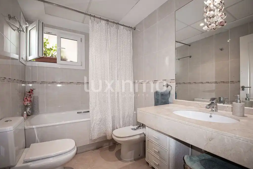 Badezimmer von Erdgeschoss zum Verkauf in Altea mit Klimaanlage, Privatgarten und Terrasse