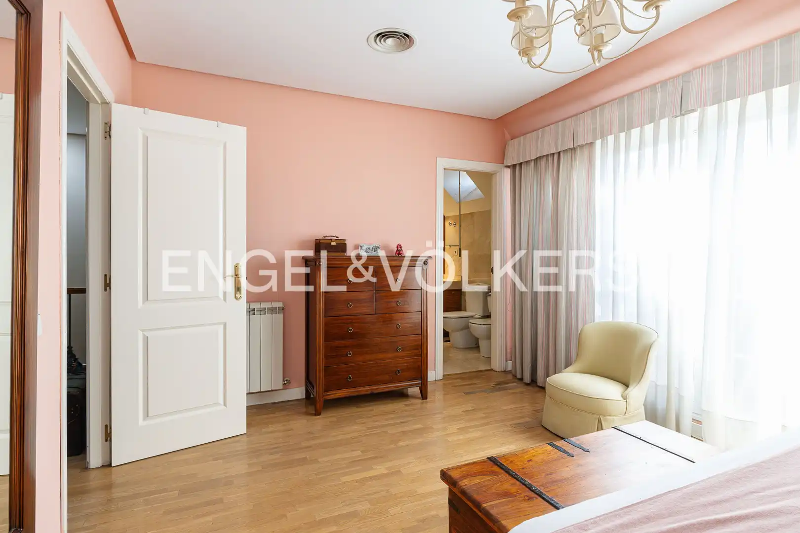 Sala d'estar de Casa adosada en venda en Las Rozas de Madrid amb Aire condicionat, Calefacció i Parquet