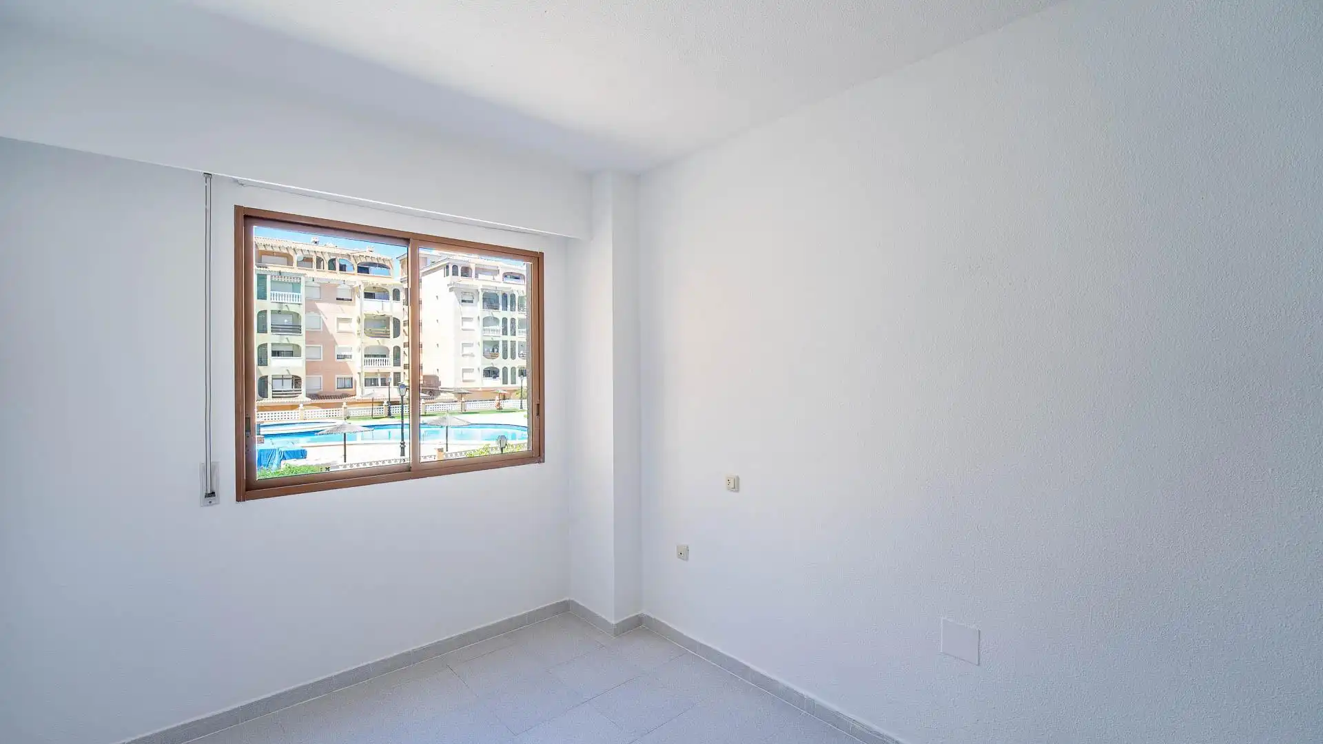 Schlafzimmer von Wohnung zum Verkauf in Torrevieja mit Klimaanlage, Heizung und Privatgarten