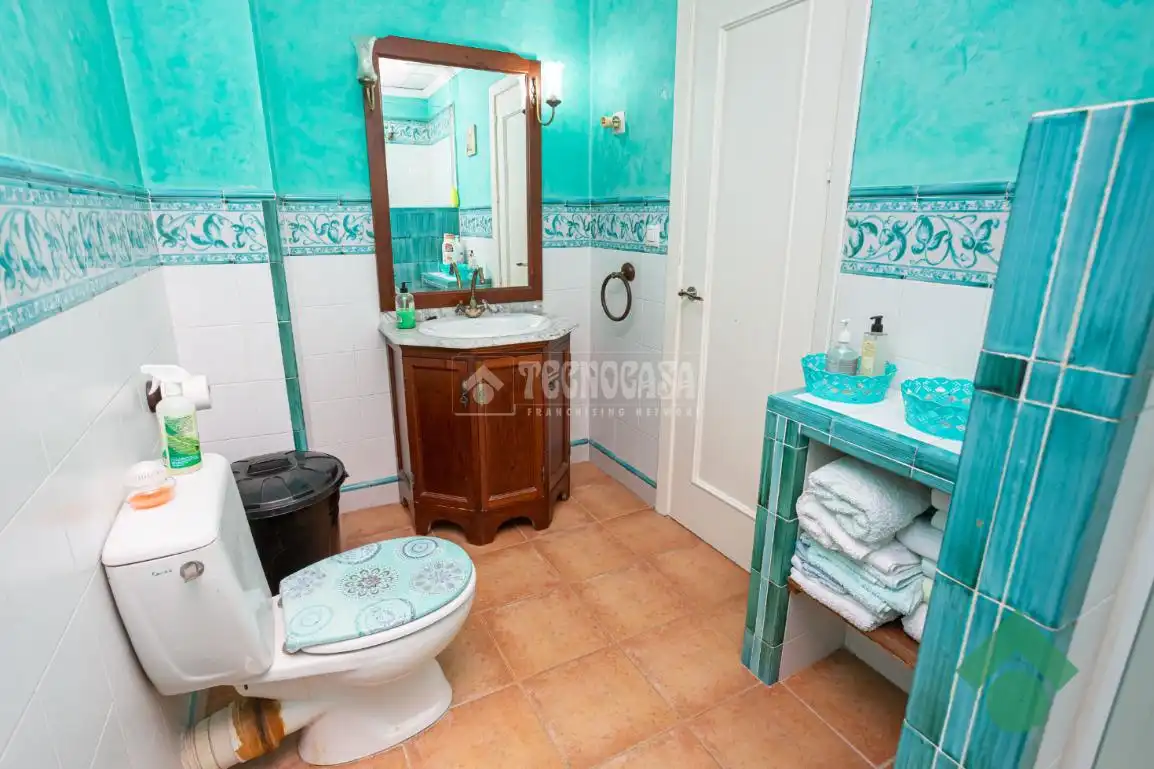 Bathroom of Flat for sale in Algeciras  with Terrace, Storage room and Furnished