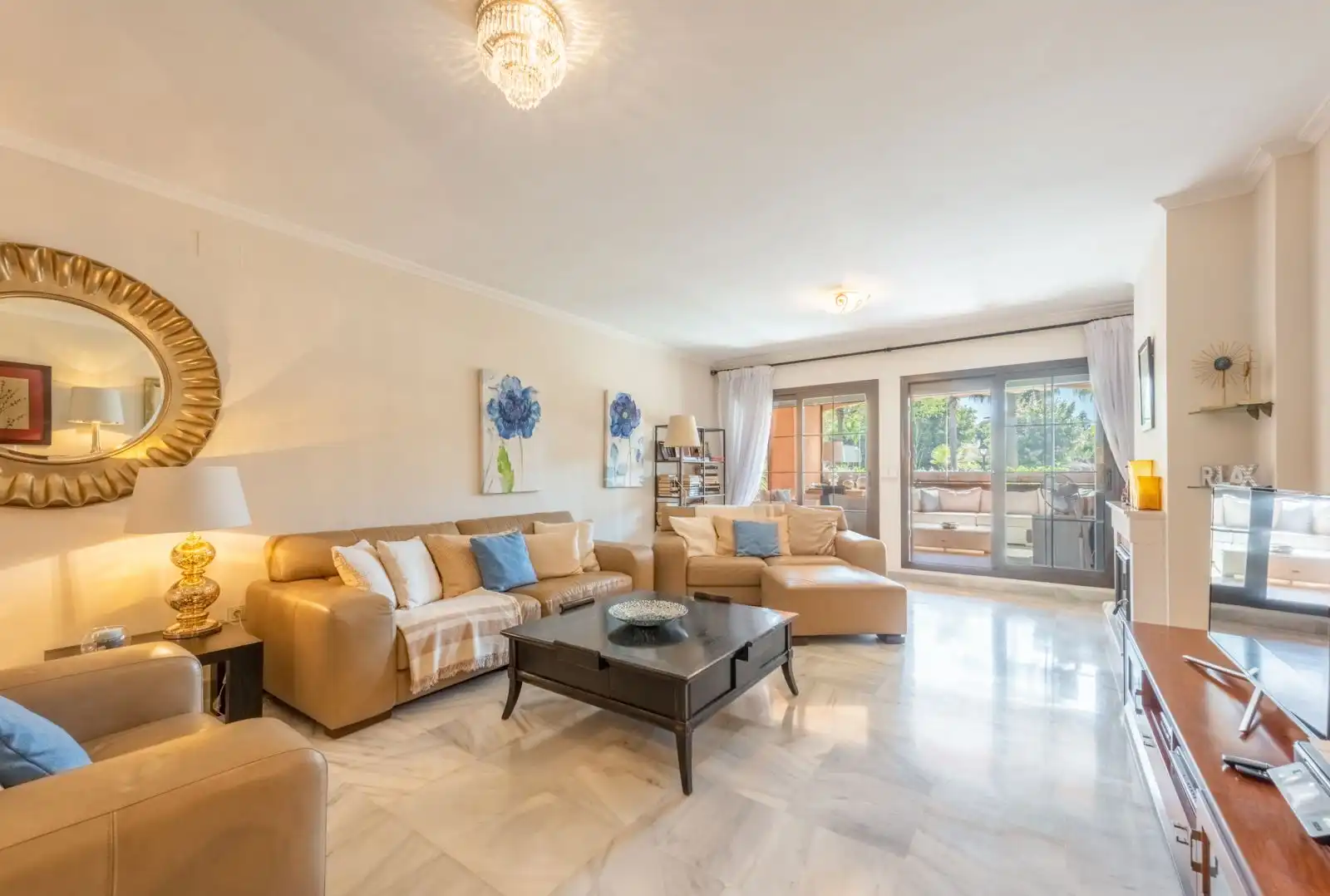 Sala d'estar de Apartament en venda en Estepona amb Terrassa, Traster i Moblat