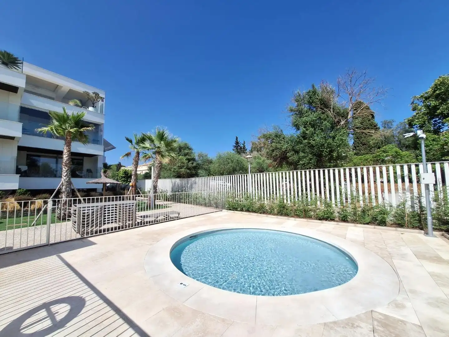 Schwimmbecken von Wohnung zum Verkauf in Marbella mit Klimaanlage, Heizung und Privatgarten