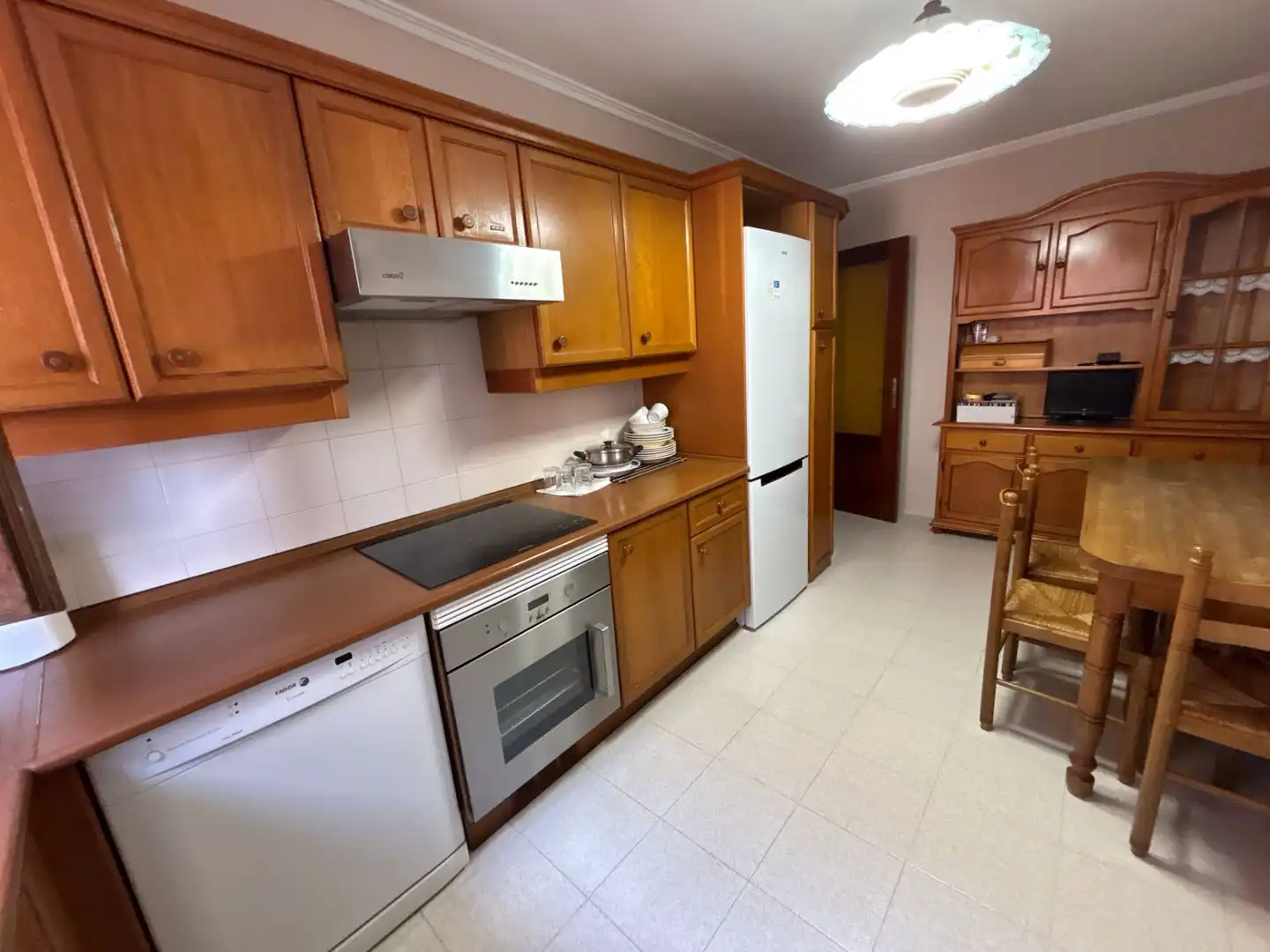 Cocina de Piso de alquiler en Oviedo  con Calefacción, Parquet y Amueblado
