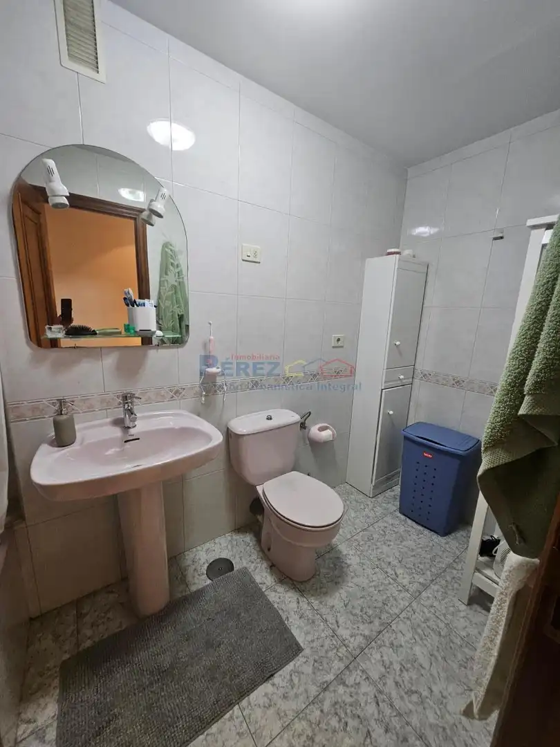 Badezimmer von Wohnungen zur Miete in Cabanas mit Heizung, Parkett und Abstellraum