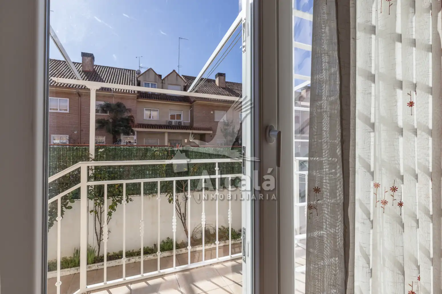 Außenansicht von Einfamilien-Reihenhaus zum Verkauf in Alcalá de Henares mit Heizung, Parkett und Schwimmbad