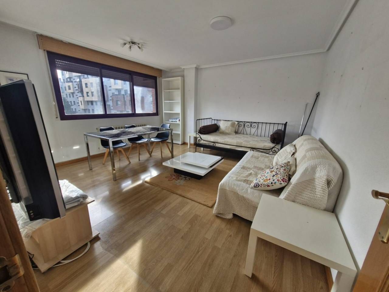 Sala d'estar de Pis en venda en  Logroño amb Calefacció, Traster i Moblat