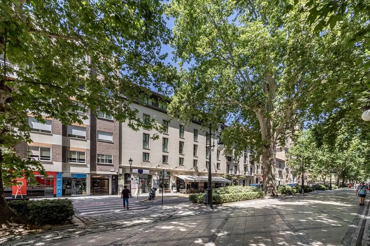 Vista exterior de Pis en venda en Granada amb Calefacció i Balcó