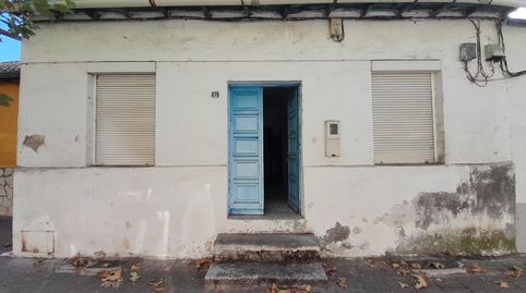 CASA CON PATIO PARA RESTAURAR EN FLORES DEL SIL. 25.000  NEGOCIABLES