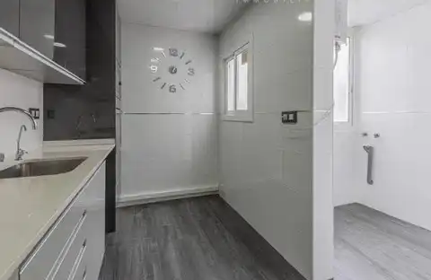 Cuina de Pis en venda en Cornellà de Llobregat amb Aire condicionat, Forn i Balcó