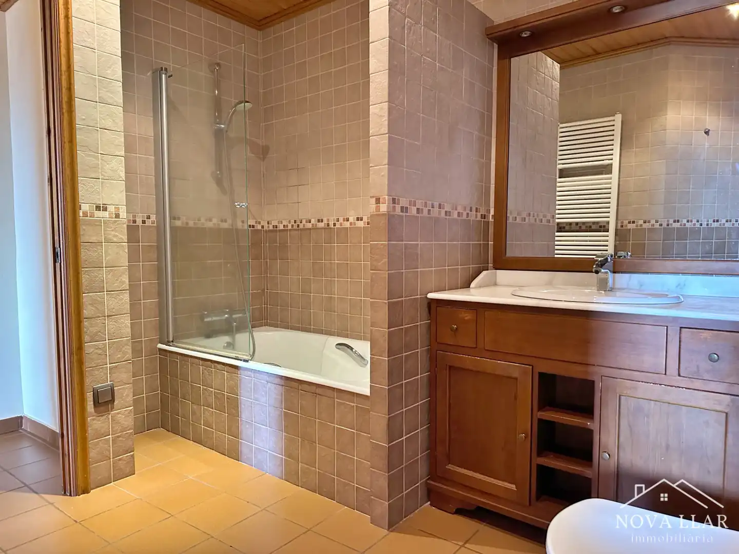 Badezimmer von Einfamilien-Reihenhaus zum Verkauf in Vilallonga de Ter mit Heizung, Privatgarten und Terrasse