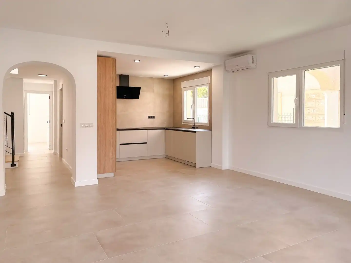 Casa aparellada amb jardí en venda a Pueblo Acantilado - Lanuza, imagen 4