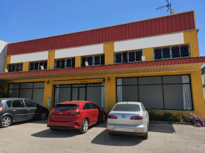 Vista exterior de Nave industrial de alquiler en Lucena