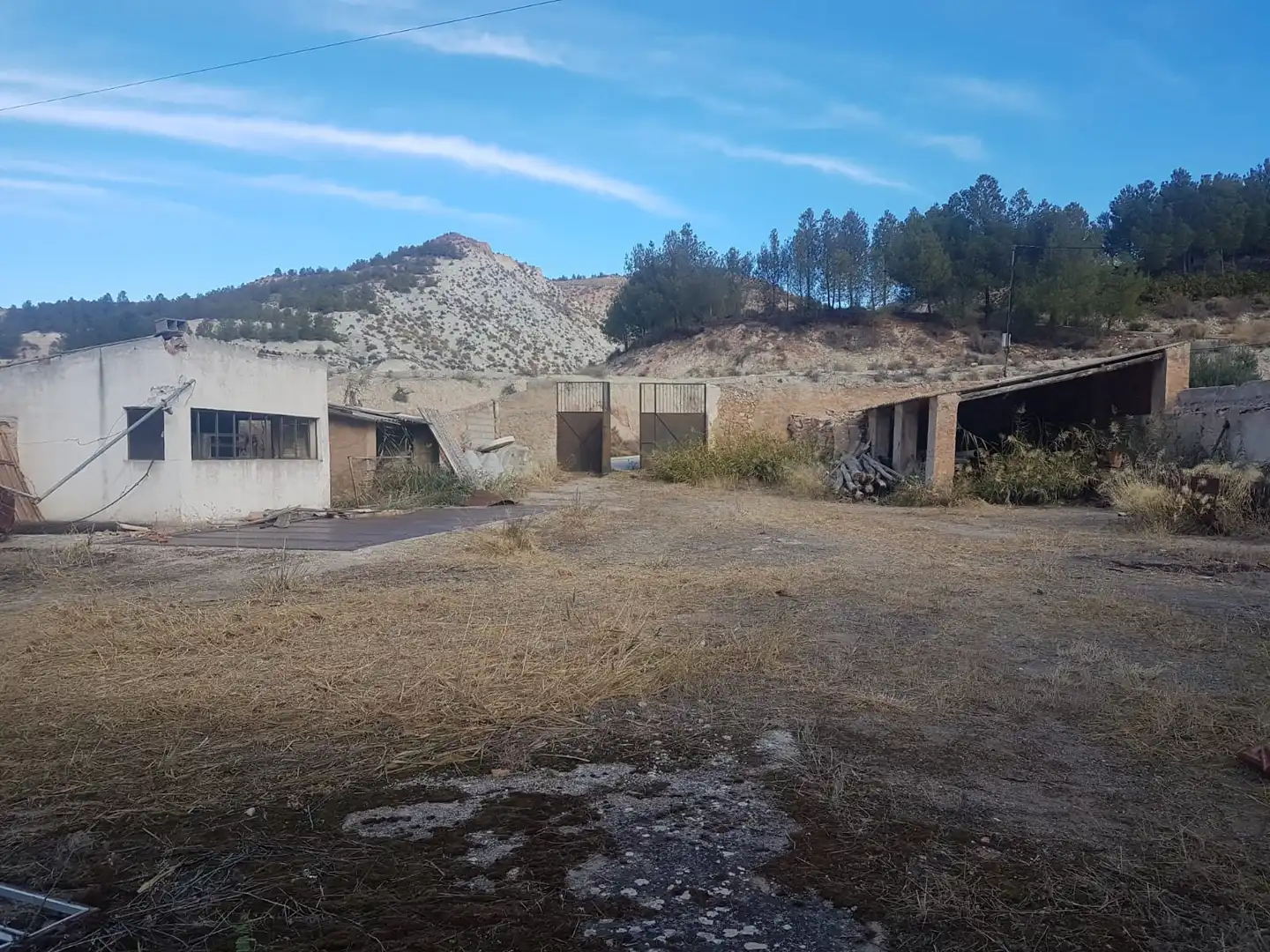 Vista exterior de Nau industrial en venda en Hinojares