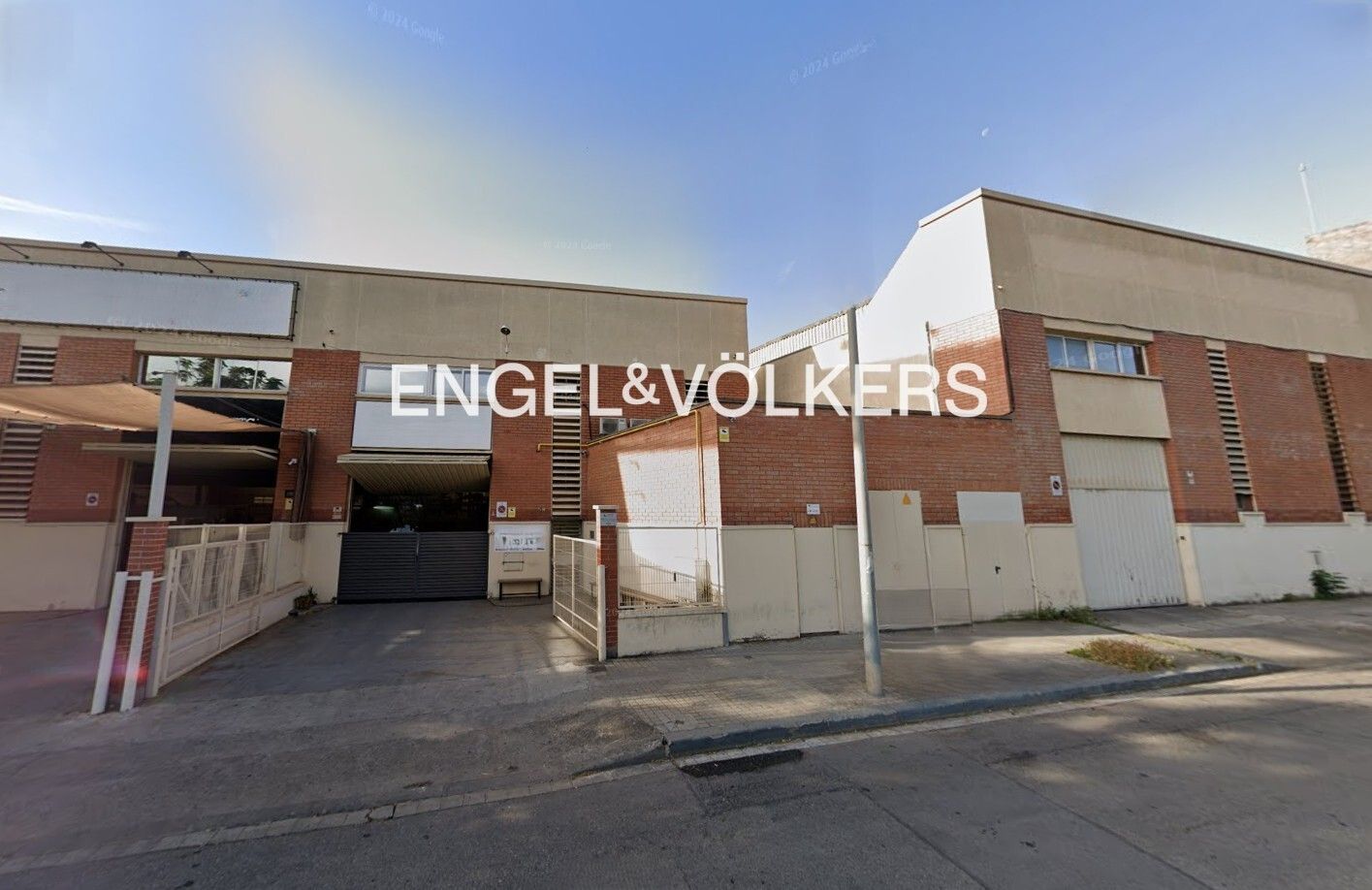 Vista exterior de Nau industrial de lloguer en Badalona