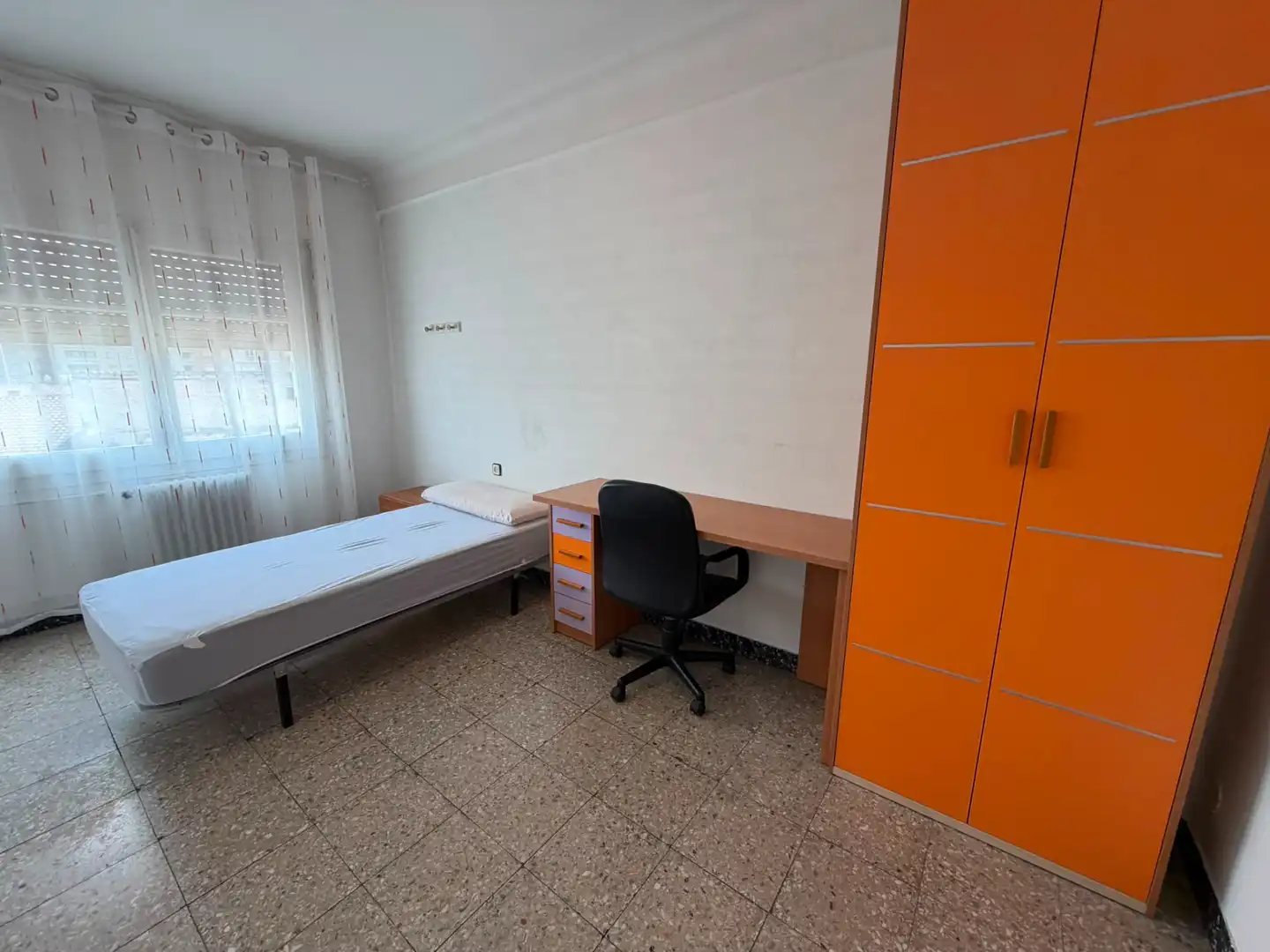 Habitación de Piso de alquiler en Lleida con Calefacción, Amueblado y Horno