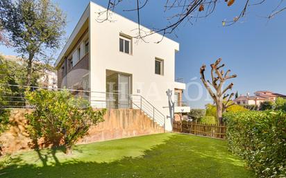 Vista exterior de Casa adosada en venda en Teià amb Calefacció, Jardí privat i Terrassa