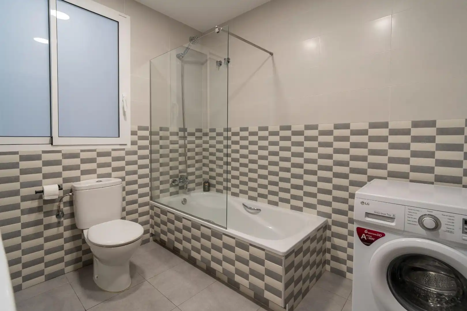 Bathroom of Flat for rent in Valencia  with Air Conditioner, Heating and Furnished
