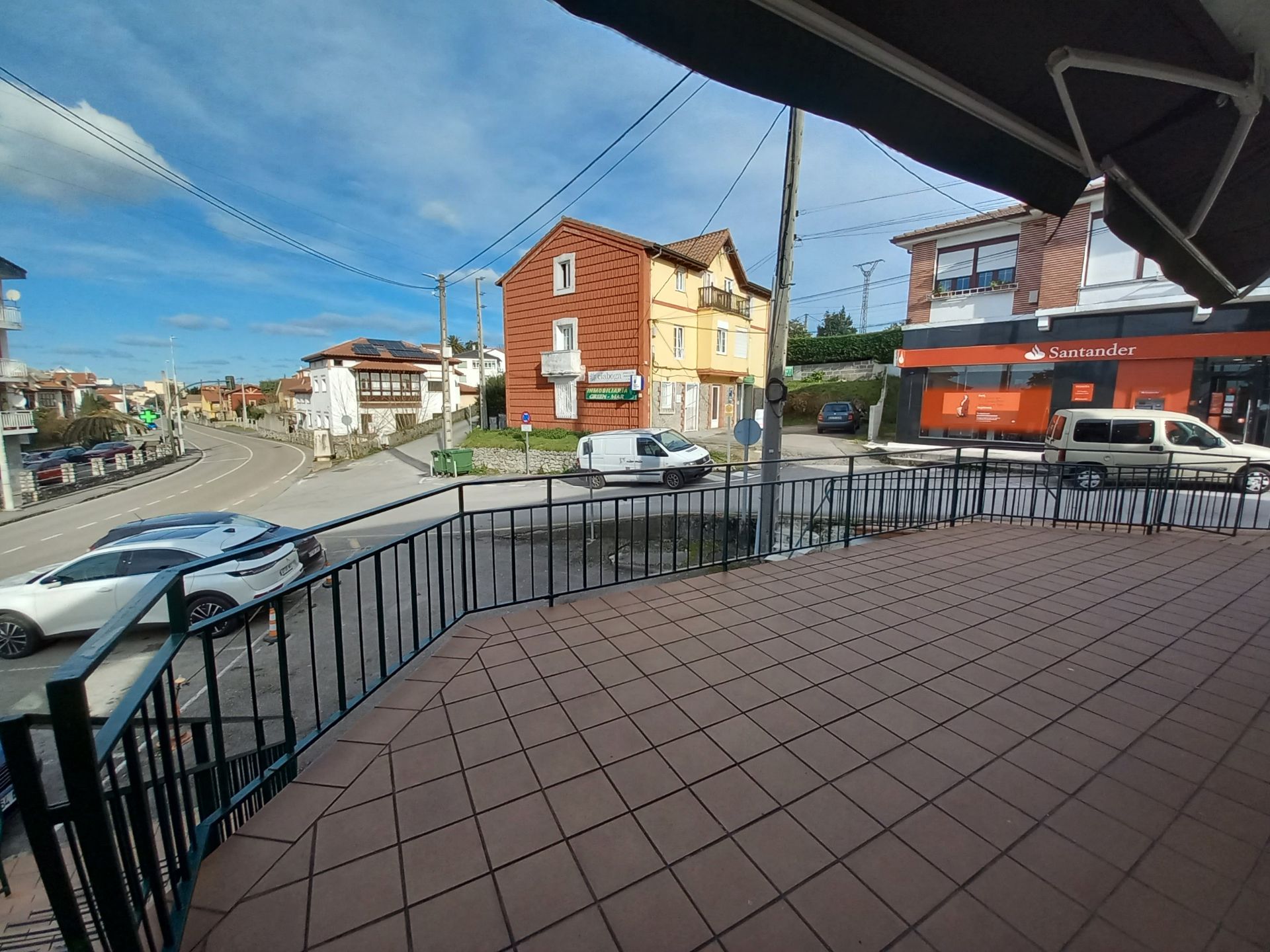 Vista exterior de Local en venda en Marina de Cudeyo amb Calefacció, Terrassa i Moblat